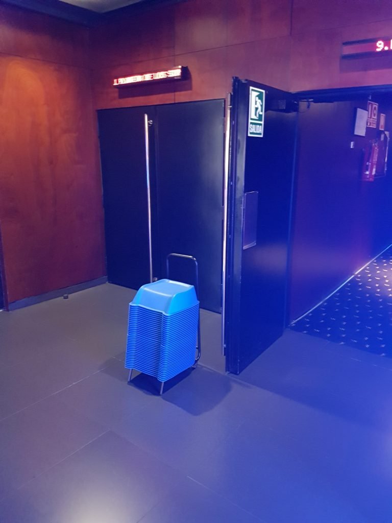 Alzadores KORFLIP preparados en la puerta de la Sala