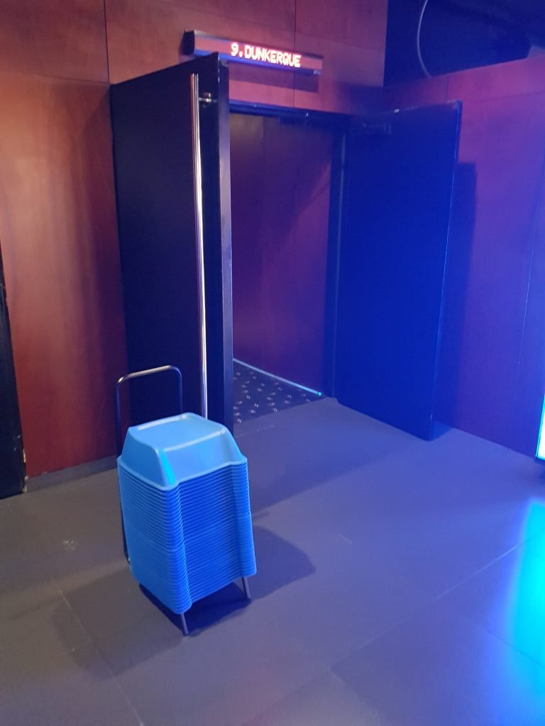 Alzadores KORFLIP preparados en la puerta de la Sala