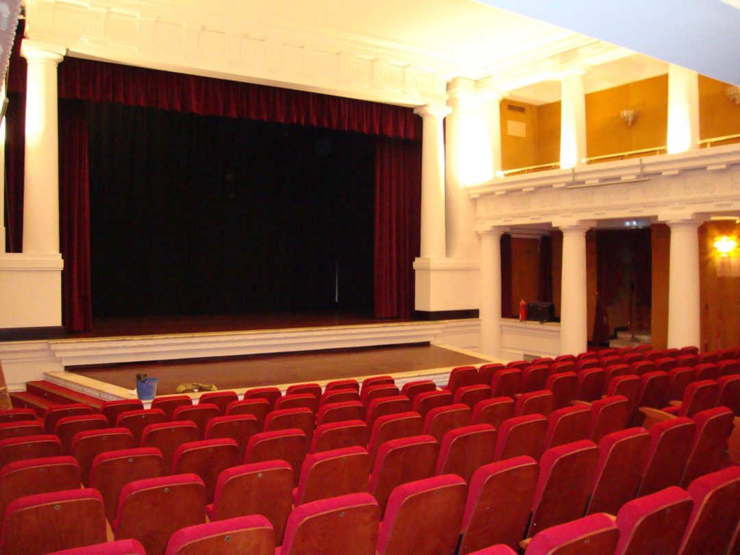 Lo que hay tras el fondo de escenario de un teatro. Fabricante de telones para teatros