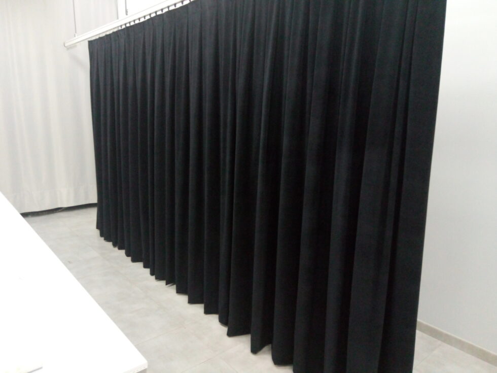 Los telones y esclusas acústicas en el trascenio de un teatro